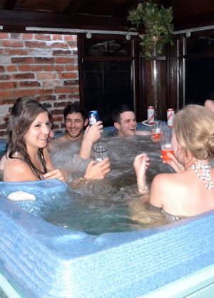 Little Lodge Walcote B&B hot tub small